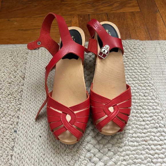 Swedish Hasbeens red high heal clog sandals - Picture 2 of 4